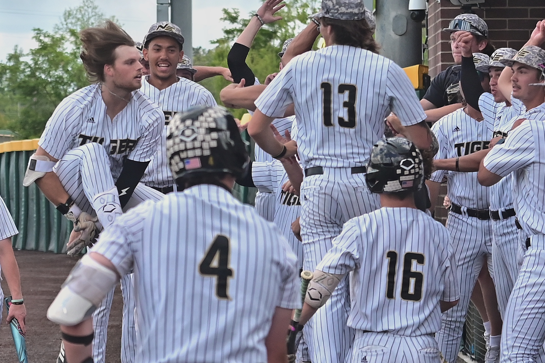 THREE FIRST INNING HOMERS HELPS TIGERS SPLIT WITH BEARS